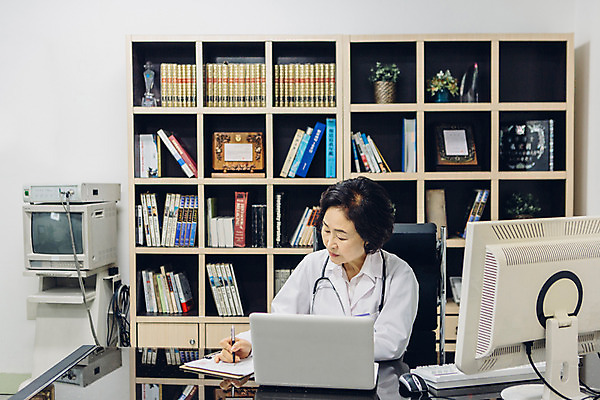 포토 JPG 여자 의학 책장 실내 병원 한명 앉기 성인 앞모습 노트북 한국인 의사 의사가운 60대 책상 여의사 진료실 국내포토 1 노년 뷰포인트 가구 모션 사람 동양인 내부 전자제품 진료 의료진 가운 파일형식