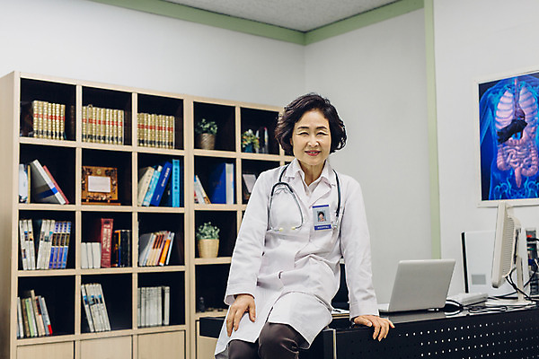 포토 JPG 여자 의학 책장 실내 병원 한명 성인 앞모습 노트북 한국인 의사 의사가운 60대 책상 여의사 걸터앉기 진료실 국내포토 1 노년 뷰포인트 가구 사람 앉기 동양인 내부 전자제품 진료 의료진 가운 파일형식 직업 옷 생활용품 모션 인종 오브젝트