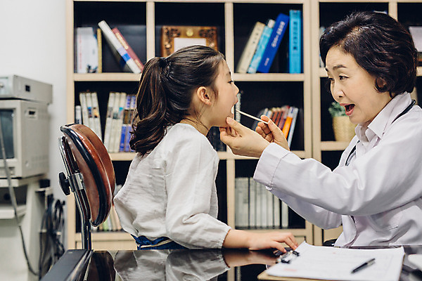 포토 JPG 여자 어린이 의학 실내 병원 앉기 소녀 성인 두명 옆모습 진료 한국인 환자 의사 의사가운 60대 여의사 진료실 국내포토 노년 뷰포인트 모션 사람 동양인 내부 의료진 가운 파일형식 직업 옷 인종