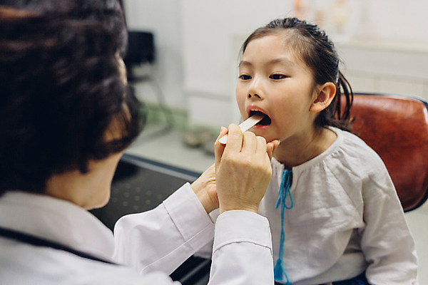 포토 JPG 여자 어린이 의학 실내 병원 입벌림 앉기 소녀 성인 두명 진료 한국인 환자 의사 의사가운 60대 여의사 진료실 국내포토 노년 모션 표정 사람 동양인 내부 의료진 가운 파일형식