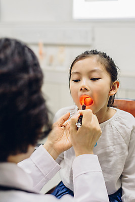 포토 JPG 여자 어린이 의학 실내 병원 입벌림 앉기 소녀 성인 두명 진료 한국인 환자 의사 의사가운 60대 여의사 진료실 국내포토 노년 모션 표정 사람 동양인 내부 의료진 가운 파일형식