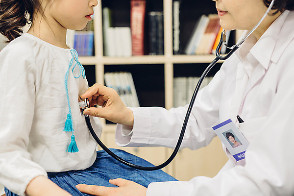 포토 JPG 여자 어린이 의학 청진기 실내 병원 앉기 소녀 성인 두명 옆모습 진료 한국인 환자 의사 의사가운 60대 여의사 진료실 국내포토 노년 뷰포인트 의료기기 모션 사람 동양인 내부 의료진 가운 파일형식