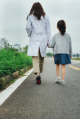 포토 JPG 주간 전신 여자 어린이 의학 소녀 성인 야외 두명 뒷모습 30대 걷기 손잡기 산책 산책로 한국인 의사 의사가운 여의사 여자만 국내포토 자연요소 길 뷰포인트 모션 휴식 사람 동양인 장년 의료진 가운 파일형식