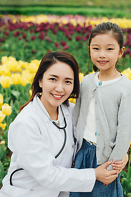 포토 JPG 주간 여자 어린이 꽃밭 의학 소녀 성인 야외 두명 30대 산책 산책로 한국인 튤립 의사 의사가운 여의사 여자만 국내포토 자연요소 꽃 길 휴식 사람 동양인 장년 의료진 가운 파일형식