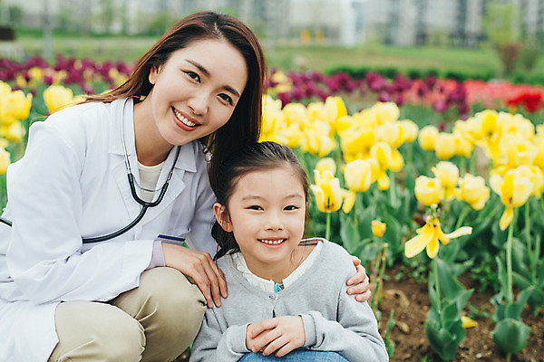 포토 JPG 주간 여자 어린이 꽃밭 의학 미소 앉기 소녀 성인 야외 두명 앞모습 30대 산책 한국인 튤립 의사 의사가운 여의사 여자만 국내포토 자연요소 꽃 뷰포인트 모션 휴식 표정 사람 동양인 장년 의료진 가운 파일형식