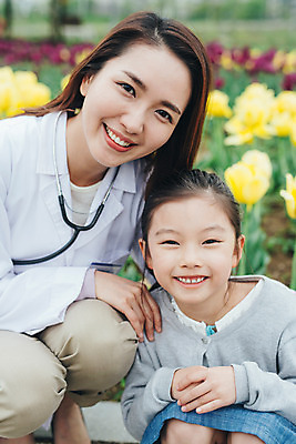 포토 JPG 주간 여자 어린이 꽃밭 의학 미소 앉기 소녀 성인 야외 두명 앞모습 30대 산책 한국인 튤립 의사 의사가운 여의사 여자만 국내포토 자연요소 꽃 뷰포인트 모션 휴식 표정 사람 동양인 장년 의료진 가운 파일형식