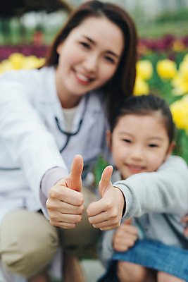 포토 JPG 주간 여자 어린이 꽃밭 의학 앉기 소녀 성인 야외 두명 앞모습 아웃포커스 30대 산책 한국인 튤립 의사 엄지손가락 의사가운 여의사 여자만 국내포토 자연요소 꽃 뷰포인트 손가락 모션 휴식 촬영기법 사람 동양인 장년 의료진 가운 파일형식