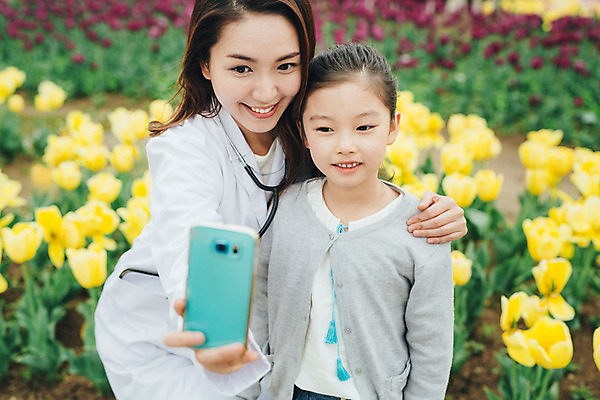 포토 JPG 주간 여자 어린이 꽃밭 의학 앉기 소녀 성인 야외 두명 앞모습 30대 스마트폰 산책 한국인 튤립 의사 의사가운 셀프카메라 여의사 여자만 국내포토 자연요소 꽃 뷰포인트 모션 휴식 사람 동양인 장년 핸드폰 스마트기기 사진촬영 의료진 가운 파일형식