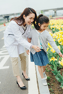 포토 JPG 주간 전신 여자 어린이 꽃밭 의학 소녀 성인 야외 두명 30대 걷기 산책 한국인 튤립 의사 의사가운 여의사 여자만 국내포토 자연요소 꽃 모션 휴식 사람 동양인 장년 의료진 가운 파일형식