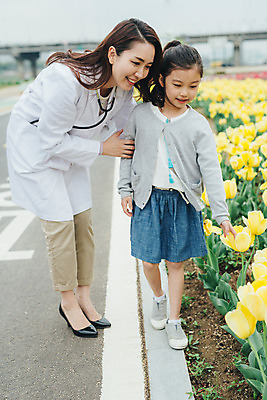 포토 JPG 주간 전신 여자 어린이 꽃밭 의학 소녀 성인 야외 두명 30대 걷기 산책 한국인 튤립 의사 의사가운 여의사 여자만 국내포토 자연요소 꽃 모션 휴식 사람 동양인 장년 의료진 가운 파일형식