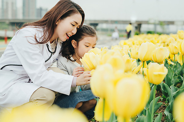 포토 JPG 주간 여자 어린이 꽃밭 의학 앉기 소녀 성인 야외 두명 30대 산책 한국인 튤립 의사 의사가운 여의사 여자만 국내포토 자연요소 꽃 모션 휴식 사람 동양인 장년 의료진 가운 파일형식