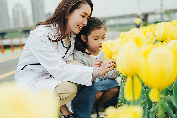 포토 JPG 주간 여자 어린이 꽃밭 의학 앉기 소녀 성인 야외 두명 30대 산책 한국인 튤립 의사 의사가운 여의사 여자만 국내포토 자연요소 꽃 모션 휴식 사람 동양인 장년 의료진 가운 파일형식
