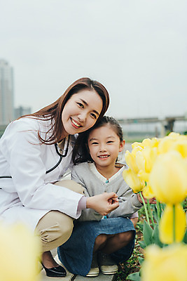 포토 JPG 주간 여자 어린이 꽃밭 의학 미소 앉기 소녀 성인 야외 두명 앞모습 30대 산책 한국인 튤립 의사 의사가운 여의사 여자만 국내포토 자연요소 꽃 뷰포인트 모션 휴식 표정 사람 동양인 장년 의료진 가운 파일형식
