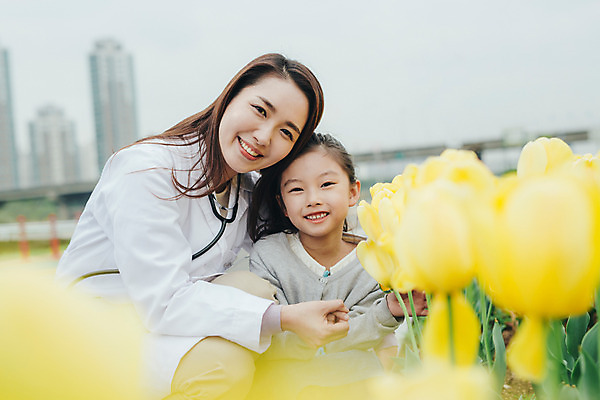 포토 JPG 주간 여자 어린이 꽃밭 의학 미소 앉기 소녀 성인 야외 두명 앞모습 30대 산책 한국인 튤립 의사 의사가운 여의사 여자만 국내포토 자연요소 꽃 뷰포인트 모션 휴식 표정 사람 동양인 장년 의료진 가운 파일형식