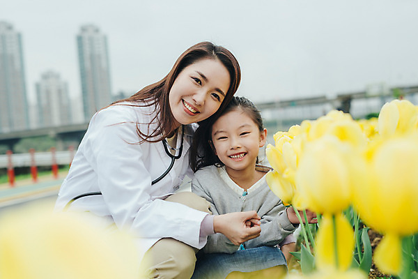 포토 JPG 주간 여자 어린이 꽃밭 의학 미소 앉기 소녀 성인 야외 두명 앞모습 30대 산책 한국인 튤립 의사 의사가운 여의사 여자만 국내포토 자연요소 꽃 뷰포인트 모션 휴식 표정 사람 동양인 장년 의료진 가운 파일형식