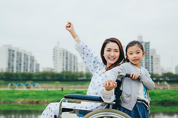 포토 JPG 주간 여자 딸 어린이 의학 가족 모녀 엄마 미소 소녀 성인 야외 두명 앞모습 옆모습 30대 파이팅 희망 산책 한국인 환자 간호 휠체어 환자복 여자만 국내포토 자연요소 옷 감정 뷰포인트 관계 모션 휴식 표정 사람 동양인 장년 파일형식