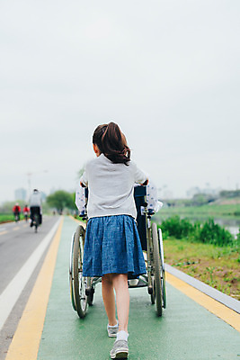 포토 JPG 주간 여자 딸 어린이 의학 가족 모녀 엄마 소녀 성인 야외 두명 뒷모습 30대 산책 한국인 환자 밀기 간호 휠체어 여자만 국내포토 자연요소 뷰포인트 관계 모션 휴식 사람 동양인 장년 파일형식