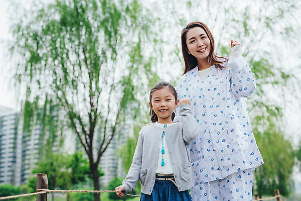 포토 JPG 주간 여자 딸 어린이 의학 가족 모녀 엄마 미소 소녀 성인 야외 두명 앞모습 30대 파이팅 희망 산책 한국인 환자 간호 환자복 여자만 국내포토 자연요소 옷 감정 뷰포인트 관계 모션 휴식 표정 사람 동양인 장년 파일형식