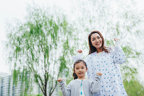 포토 JPG 주간 여자 딸 어린이 의학 가족 모녀 엄마 소녀 성인 야외 두명 앞모습 30대 파이팅 희망 산책 한국인 환자 간호 환자복 여자만 국내포토 자연요소 옷 감정 뷰포인트 관계 모션 휴식 사람 동양인 장년 파일형식