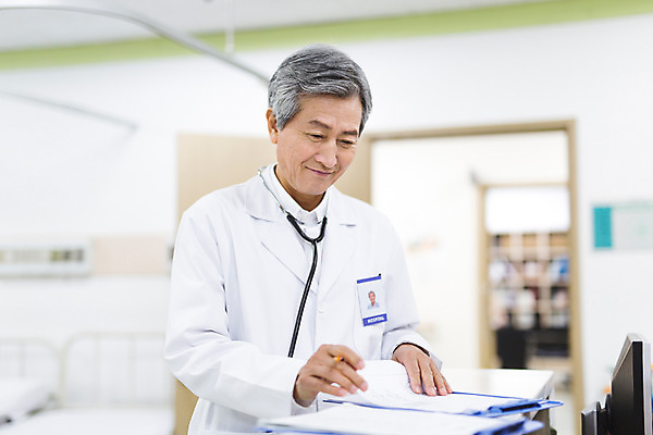 포토 JPG 노년 남자 의학 청진기 실내 병원 한명 서기 성인 앞모습 아웃포커스 한국인 의사 의사가운 60대 서류판 국내포토 1 뷰포인트 의료기기 모션 촬영기법 사람 동양인 내부 사무용품 의료진 가운 파일형식