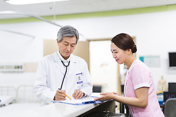 포토 JPG 여자 노년 남자 의학 청진기 실내 병원 서기 성인 두명 30대 한국인 간호사 의사 의사가운 60대 서류판 성인만 국내포토 의료기기 모션 사람 동양인 내부 장년 사무용품 의료진 가운 파일형식