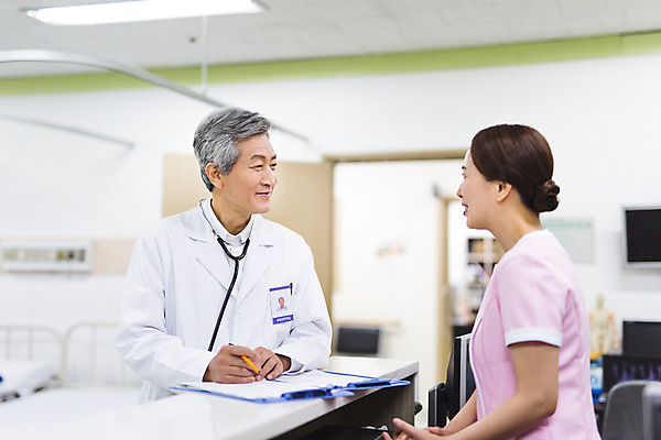 포토 JPG 여자 노년 남자 의학 청진기 실내 병원 서기 성인 두명 30대 한국인 간호사 의사 의사가운 60대 서류판 성인만 국내포토 의료기기 모션 사람 동양인 내부 장년 사무용품 의료진 가운 파일형식