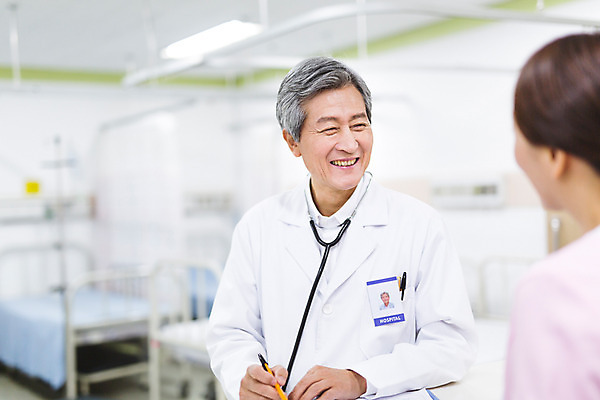 포토 JPG 여자 노년 남자 의학 청진기 실내 병원 대화 미소 성인 두명 30대 한국인 간호사 의사 의사가운 60대 성인만 국내포토 의료기기 표정 말하기 사람 동양인 내부 장년 의료진 가운 파일형식