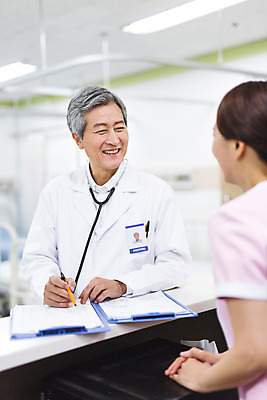포토 JPG 여자 노년 남자 의학 청진기 실내 병원 대화 서기 미소 성인 두명 30대 한국인 간호사 의사 의사가운 60대 서류판 성인만 국내포토 의료기기 모션 표정 말하기 사람 동양인 내부 장년 사무용품 의료진 가운 파일형식