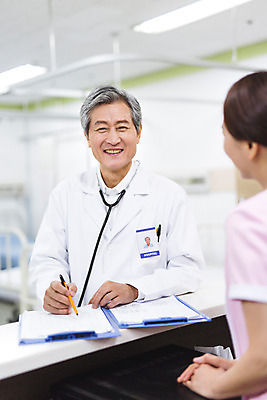 포토 JPG 여자 노년 남자 의학 청진기 실내 병원 대화 서기 미소 성인 두명 30대 한국인 간호사 의사 의사가운 60대 서류판 성인만 국내포토 의료기기 모션 표정 말하기 사람 동양인 내부 장년 사무용품 의료진 가운 파일형식