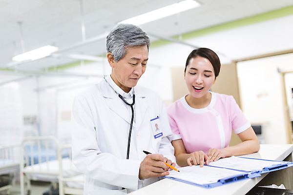 포토 JPG 여자 노년 남자 의학 청진기 실내 병원 서기 미소 성인 두명 30대 한국인 간호사 의사 의사가운 60대 서류판 성인만 국내포토 의료기기 모션 표정 사람 동양인 내부 장년 사무용품 의료진 가운 파일형식