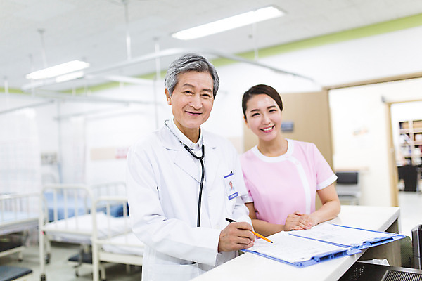 포토 JPG 여자 노년 남자 의학 청진기 실내 병원 서기 미소 성인 두명 30대 한국인 간호사 의사 의사가운 60대 서류판 성인만 국내포토 의료기기 모션 표정 사람 동양인 내부 장년 사무용품 의료진 가운 파일형식