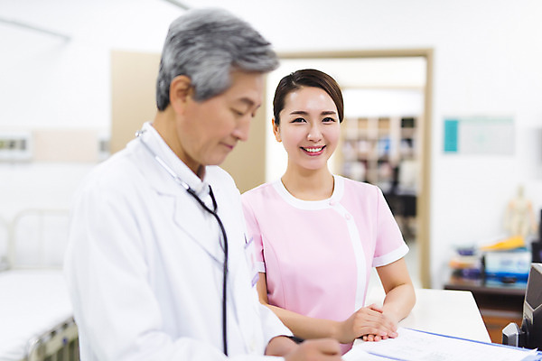 포토 JPG 여자 노년 남자 의학 청진기 실내 병원 서기 미소 성인 두명 아웃포커스 30대 한국인 간호사 의사 의사가운 60대 서류판 성인만 국내포토 의료기기 모션 촬영기법 표정 사람 동양인 내부 장년 사무용품 의료진 가운 파일형식