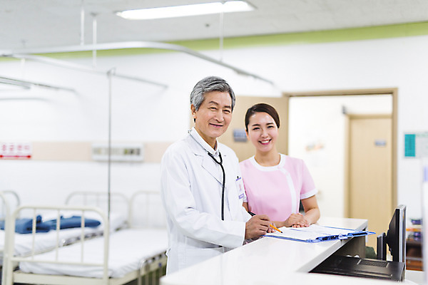 포토 JPG 여자 노년 남자 의학 청진기 실내 병원 서기 미소 성인 두명 30대 한국인 간호사 의사 의사가운 60대 병실 서류판 성인만 국내포토 의료기기 모션 표정 사람 동양인 내부 장년 사무용품 의료진 가운 파일형식