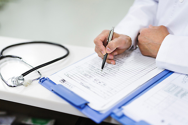 포토 JPG 손 남자 의학 청진기 실내 병원 한명 성인 신체부위 볼펜 한국인 의사 기록 60대 서류판 국내포토 1 노년 의료기기 사람 동양인 내부 펜 사무용품 의료진 파일형식