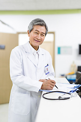 포토 JPG 노년 남자 의학 청진기 실내 병원 한명 서기 성인 앞모습 아웃포커스 한국인 의사 의사가운 60대 서류판 국내포토 1 뷰포인트 의료기기 모션 촬영기법 사람 동양인 내부 사무용품 의료진 가운 파일형식