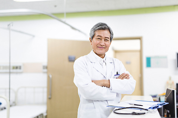 포토 JPG 노년 남자 의학 청진기 실내 병원 한명 서기 성인 앞모습 아웃포커스 팔짱 한국인 의사 의사가운 60대 국내포토 1 뷰포인트 의료기기 모션 촬영기법 사람 동양인 내부 의료진 가운 파일형식