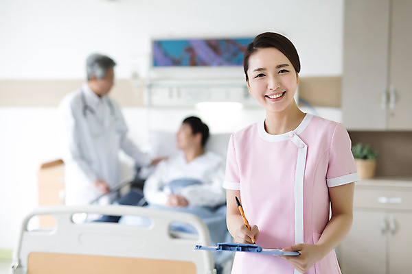 포토 JPG 여자 남자 의학 실내 병원 미소 성인 앞모습 아웃포커스 세명 30대 진료 한국인 환자 간호사 의사 60대 환자복 병실 병원침대 서류판 성인만 국내포토 옷 노년 뷰포인트 촬영기법 표정 사람 동양인 내부 장년 사무용품 의료진 침대 파일형식