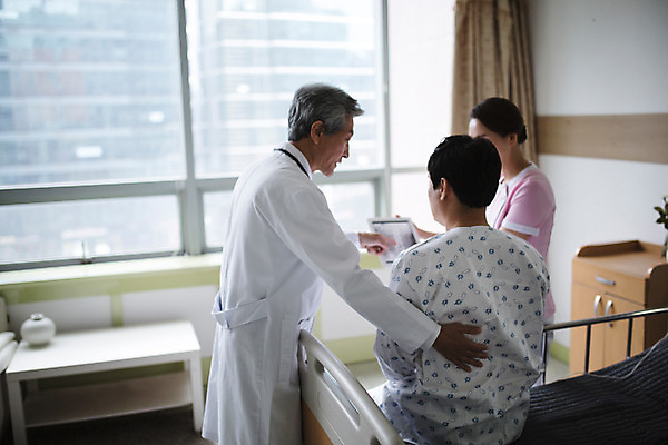 포토 JPG 여자 남자 의학 엑스레이 실내 병원 성인 뒷모습 30대 태블릿 진료 한국인 환자 간호사 의사 60대 병실 병원침대 국내포토 노년 뷰포인트 사람 동양인 내부 장년 전자제품 스마트기기 의료진 침대 파일형식