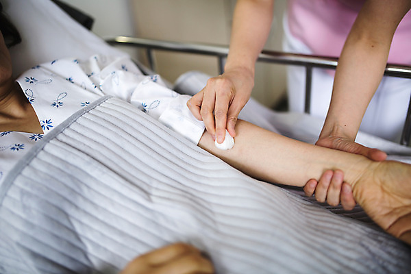 포토 JPG 손 여자 의학 실내 병원 성인 두명 신체부위 눕기 진료 한국인 환자 간호사 간호 병실 병원침대 소독 성인만 국내포토 모션 사람 동양인 내부 의료진 침대 파일형식