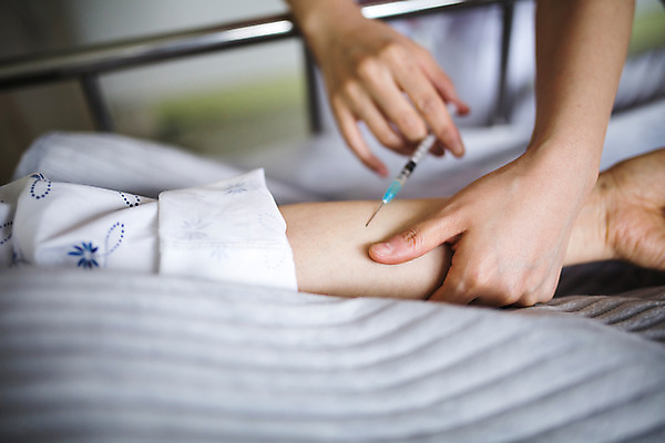 포토 JPG 여자 의학 실내 병원 주사기 성인 두명 진료 한국인 환자 간호사 간호 투약 병실 국내포토 의료기기 사람 동양인 내부 의료진 파일형식