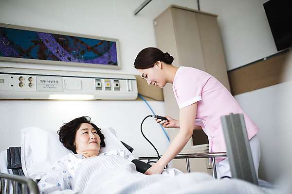 포토 JPG 여자 의학 실내 병원 성인 두명 30대 진료 한국인 환자 간호사 60대 간호 혈압계 병실 병원침대 혈압측정 성인여자만 국내포토 노년 의료기기 사람 동양인 내부 장년 의료진 침대 측정 혈압 여자만 성인만 파일형식