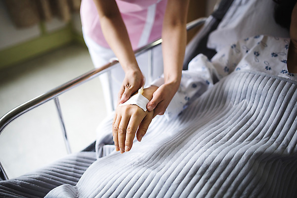 포토 JPG 손 여자 의학 실내 병원 성인 두명 아웃포커스 신체부위 눕기 진료 한국인 환자 간호사 간호 병실 병원침대 성인만 국내포토 모션 촬영기법 사람 동양인 내부 의료진 침대 파일형식