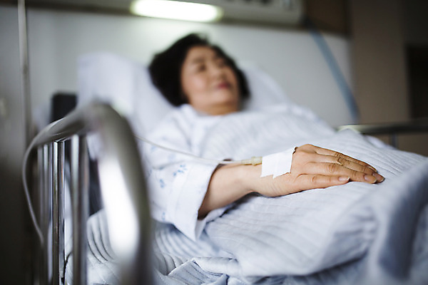 포토 JPG 여자 할머니 의학 실내 병원 한명 성인 아웃포커스 눕기 한국인 환자 60대 병원침대 국내포토 1 노년 모션 촬영기법 사람 동양인 내부 침대 파일형식