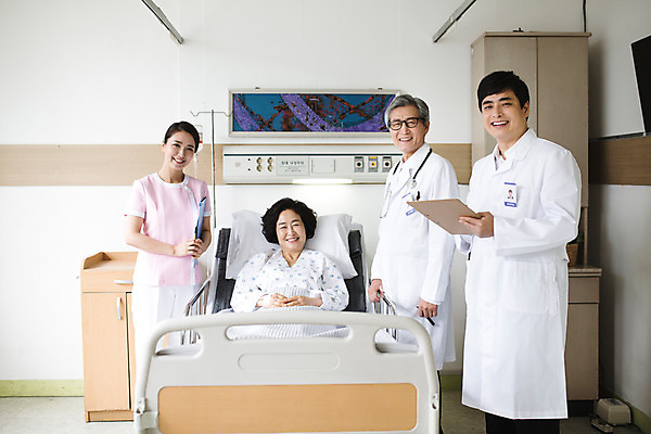 포토 JPG 여자 남자 의학 실내 병원 서기 여러명 성인 앞모습 30대 눕기 진료 한국인 환자 간호사 의사 의사가운 60대 병실 병원침대 서류판 성인만 국내포토 노년 뷰포인트 다수 모션 사람 동양인 내부 장년 사무용품 의료진 침대 가운 파일형식
