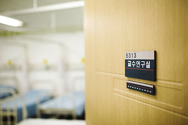 포토 JPG 실내 병원 사람없음 아웃포커스 문 연구실 병실 진료실 국내포토 의학 촬영기법 내부 진료 파일형식