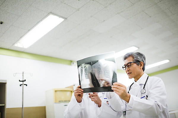 포토 JPG 남자 의학 엑스레이 실내 병원 서기 들기 성인 두명 30대 진료 한국인 의사 의사가운 60대 진료실 국내포토 노년 모션 사람 동양인 내부 장년 의료진 가운 파일형식