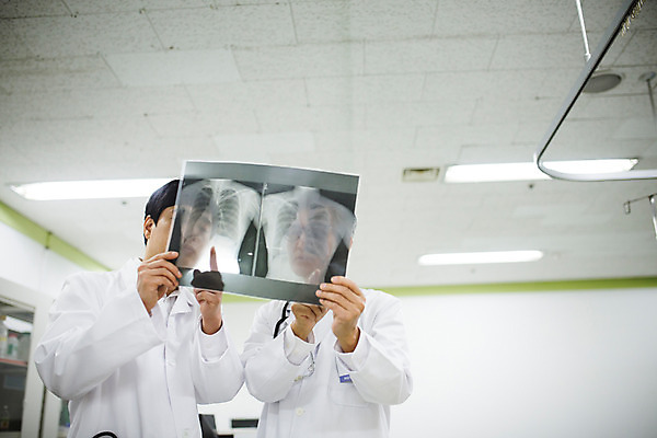 포토 JPG 남자 의학 엑스레이 실내 병원 서기 들기 성인 두명 30대 진료 한국인 의사 의사가운 60대 진료실 국내포토 노년 모션 사람 동양인 내부 장년 의료진 가운 파일형식