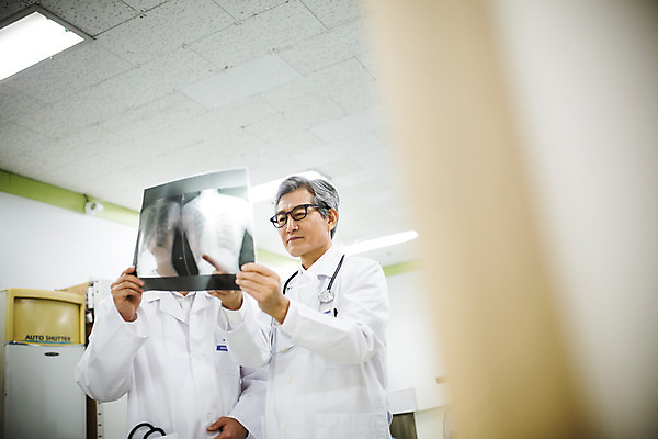 포토 JPG 남자 의학 엑스레이 실내 병원 서기 들기 성인 두명 30대 진료 한국인 의사 의사가운 60대 진료실 국내포토 노년 모션 사람 동양인 내부 장년 의료진 가운 파일형식