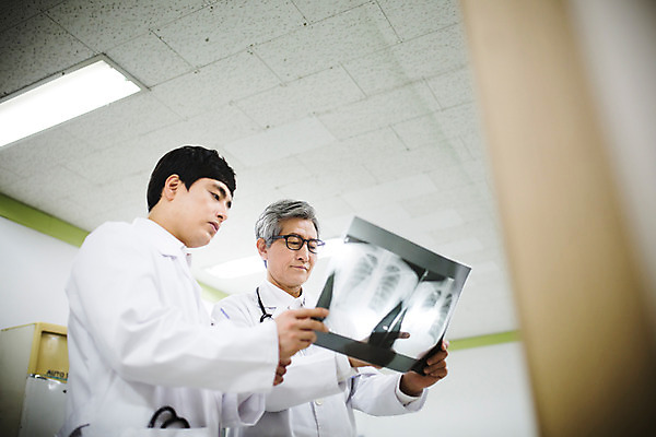 포토 JPG 남자 의학 엑스레이 실내 병원 서기 들기 성인 두명 30대 진료 한국인 의사 의사가운 60대 진료실 국내포토 노년 모션 사람 동양인 내부 장년 의료진 가운 파일형식