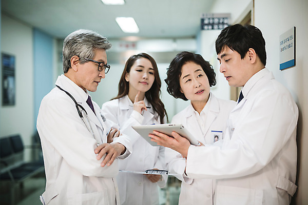 포토 JPG 여자 남자 의학 회의 실내 병원 서기 여러명 상반신 성인 30대 태블릿 한국인 의사 의사가운 복도 60대 성인만 국내포토 노년 다수 비즈니스 모션 사람 동양인 내부 장년 전자제품 스마트기기 의료진 가운 파일형식